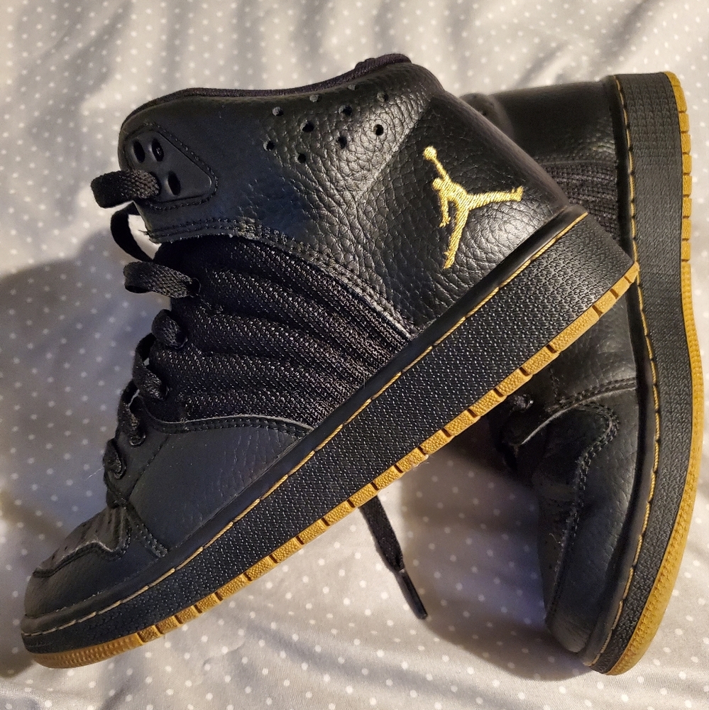 Jordan Sneakers - black & gold